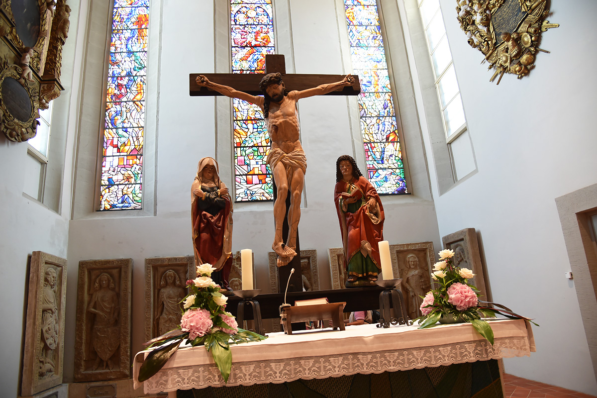 Altar mit Jesus-Kreuz