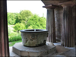 Brunnen an der Rückseite des Römischen Hauses