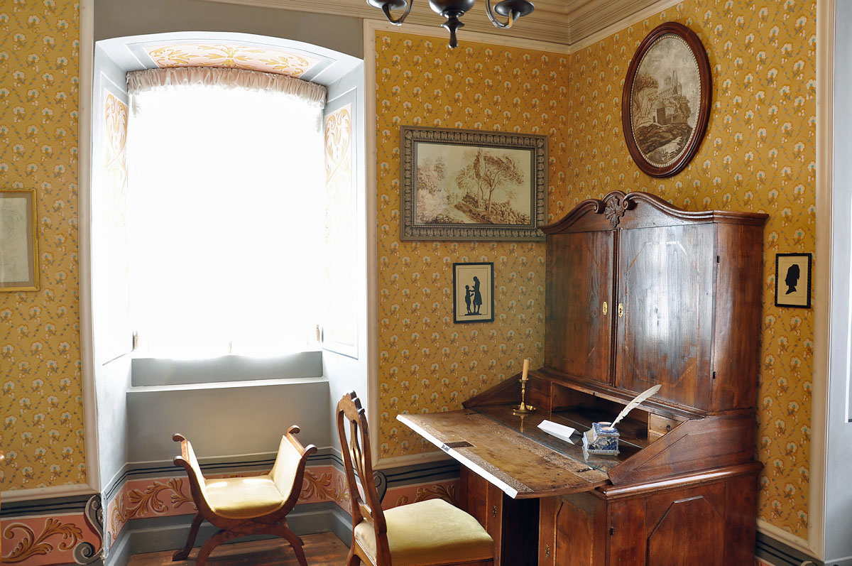 Barocker Schreibtisch mit Inschriften Goethes