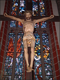 Chorfenster und Kruzifixus