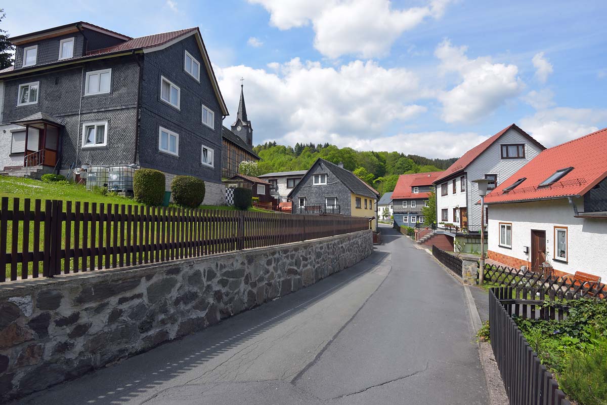 Häuser und Kirche in Mellenbach-Glasbach