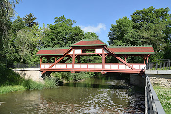 Stadtparkbrücke mit Fluss Unstrut