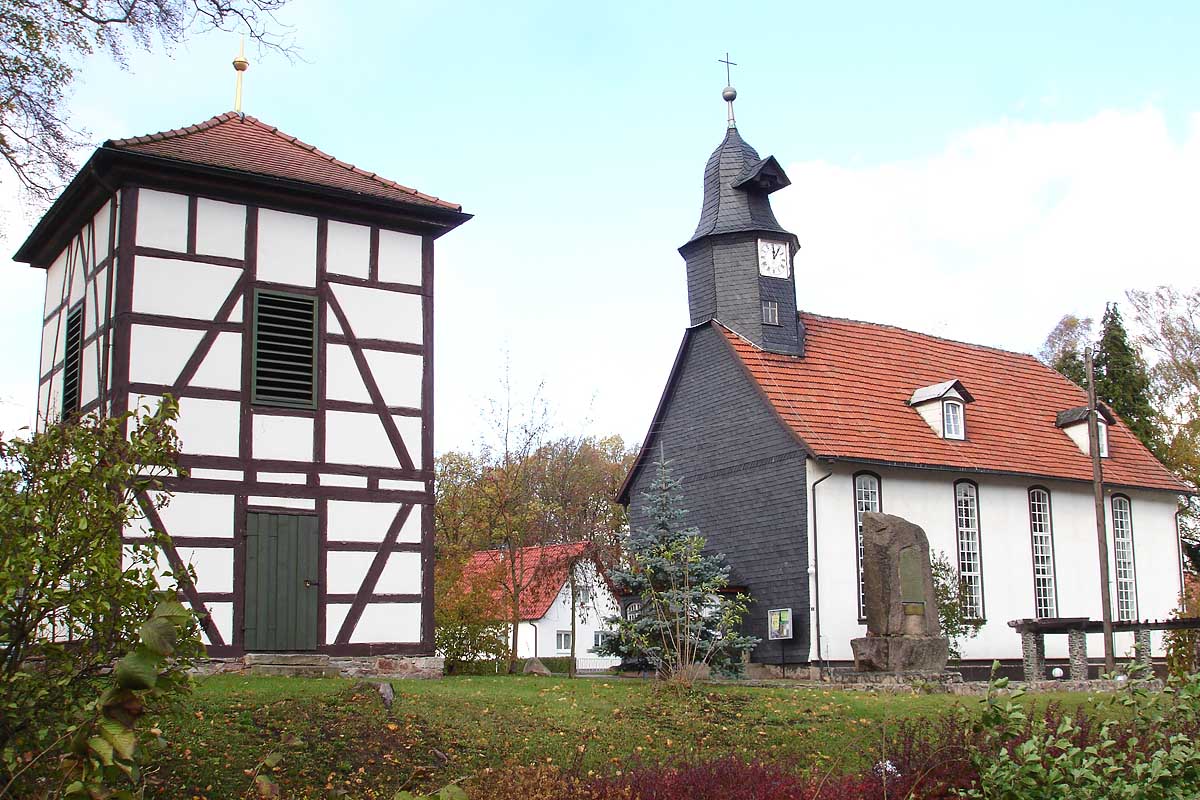 Wintersteiner Kirche mit Gedenkstein