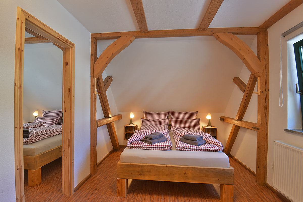 Schlafzimmer mit Doppelbett(en)