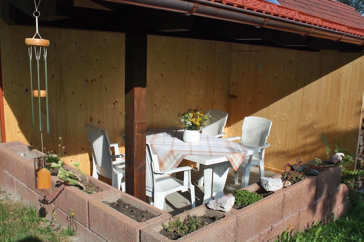 Terrasse mit Gartenmöbeln