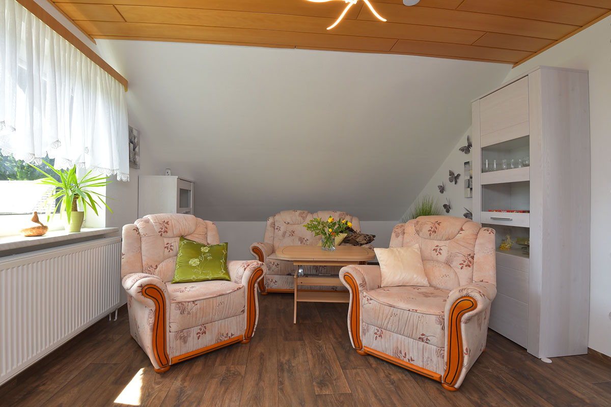 Wohnzimmer mit Couch und Sesseln