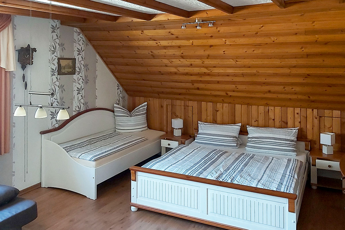 Wohn-Schlafzimmer mit Doppelbett