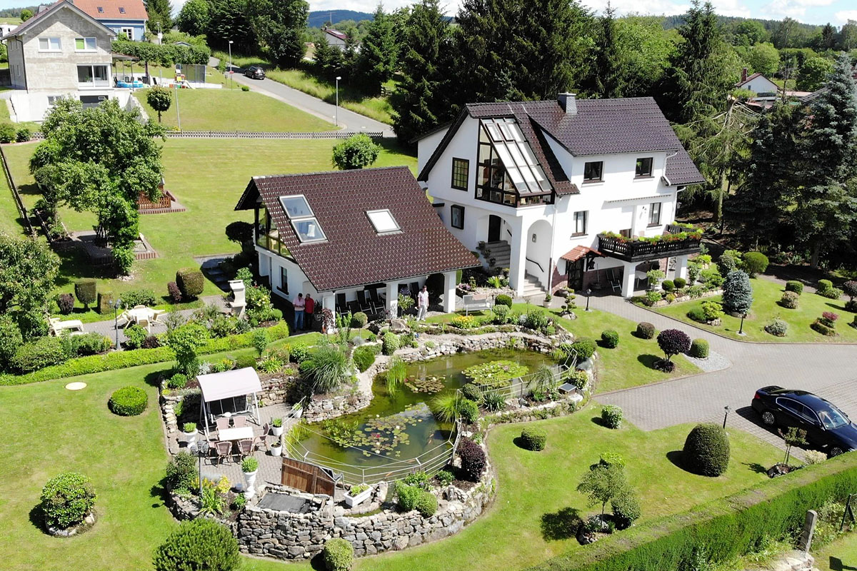 Luftbild von Haus und Grundstück