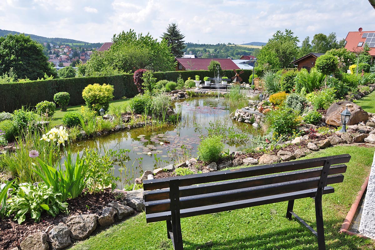 Garten mit Teich und Sitzecke