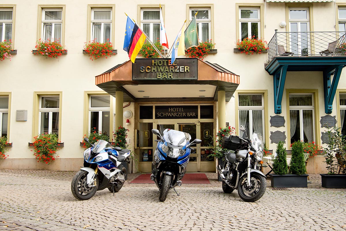 Motorräder vor dem Hotel