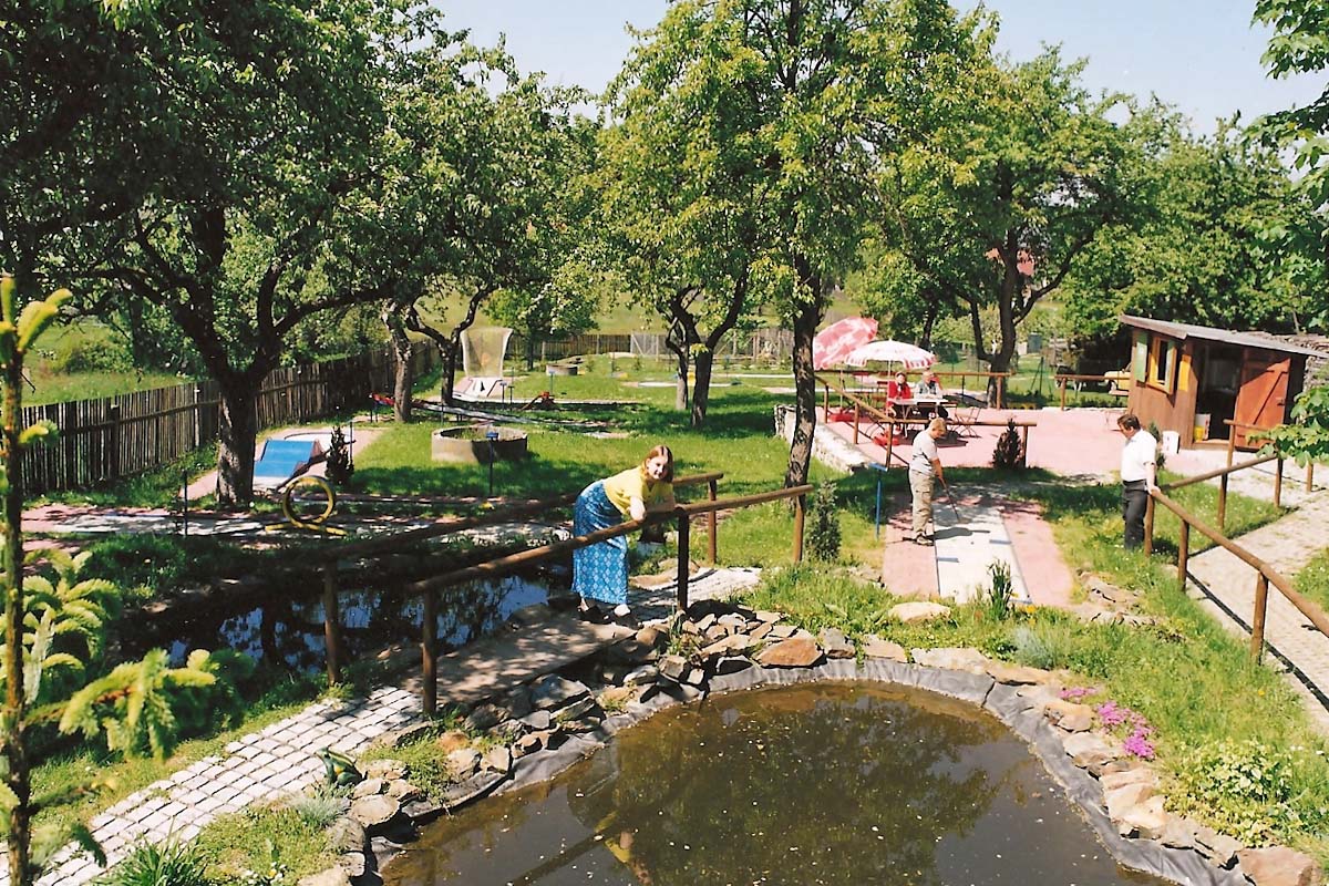 Garten mit Teich und Minigolfanlage