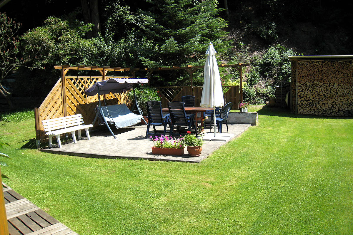 Garten mit Liegewiese und Terrasse