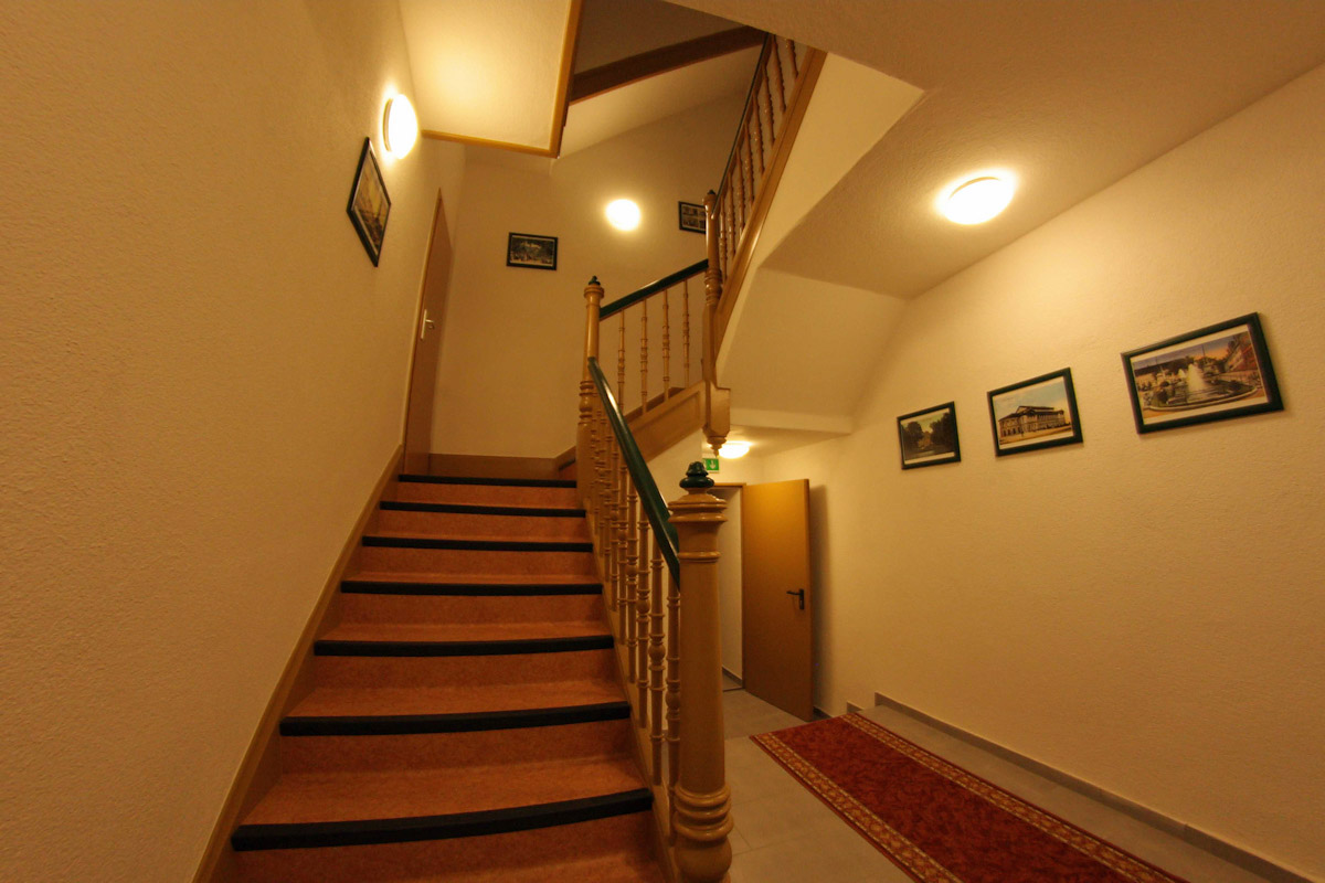 Treppenaufgang zu den Zimmern