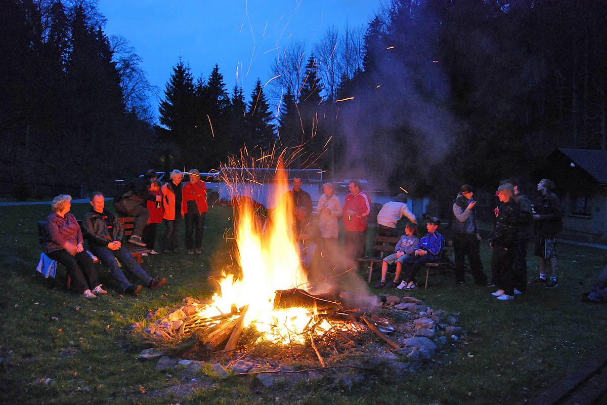 Lagerfeuer am Abend