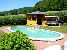 Swimmingpool und Pavillion am Ferienhaus