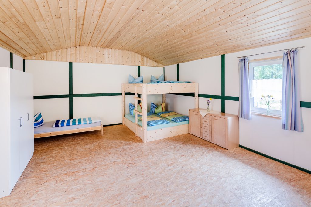 Komforthütte mit Stockbetten und Einzelbetten
