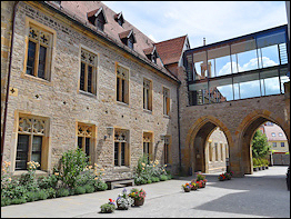 Wirtschaftshof mit Kloster