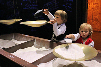 Kinder an den Waagschalen