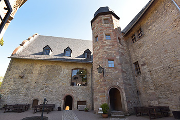 Wohnbau mit Palas und Kapelle