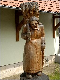 Reisigsammlerin am Eingang des Museums