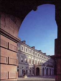 Ostflügel, Blick vom Hauptausgang