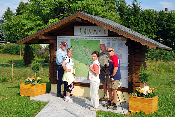 Wanderer an Infotafel