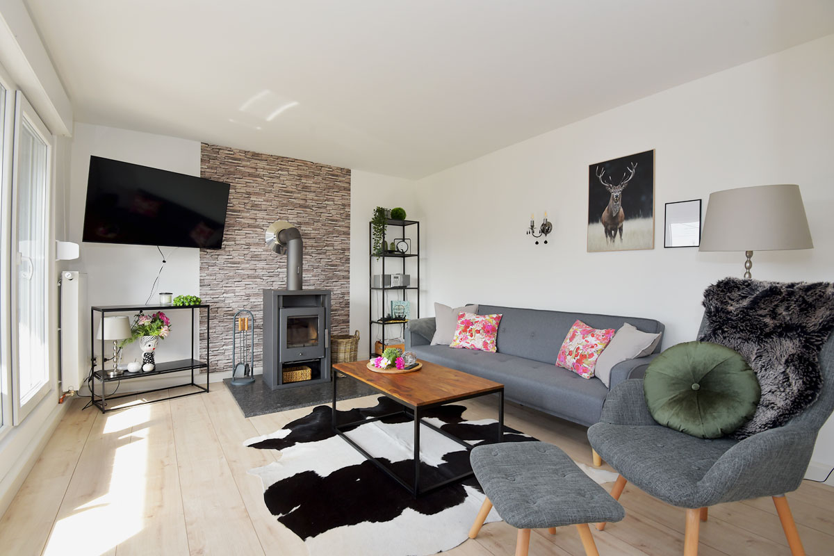 Wohnzimmer mit Kamin