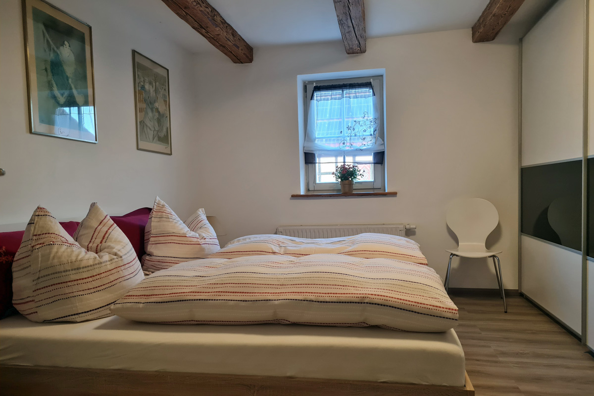 Schlafzimmer mit Doppelbett