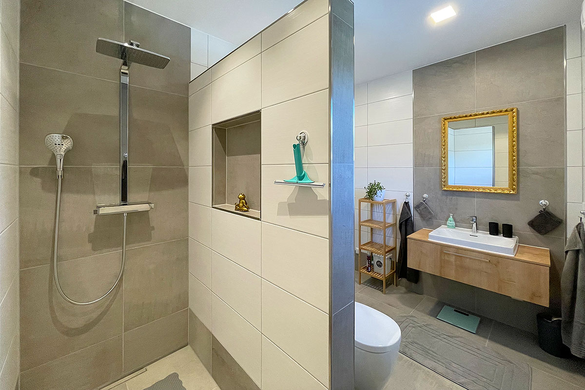 Bad mit Dusche, WC, Waschbecken 