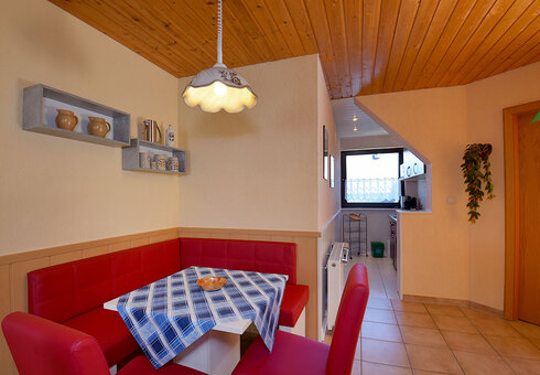 Ferienwohnung 2 (Flur mit Esstisch)