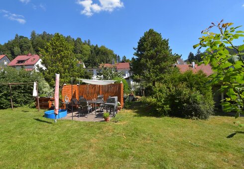 Garten mit Liegewiese und Terrasse