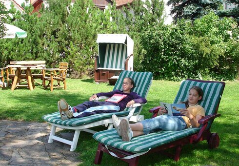 Im Garten mit Liegewiese