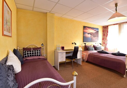 Blick in ein Dreibettzimmer