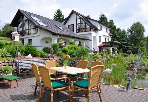 Terrasse am Gartenteich