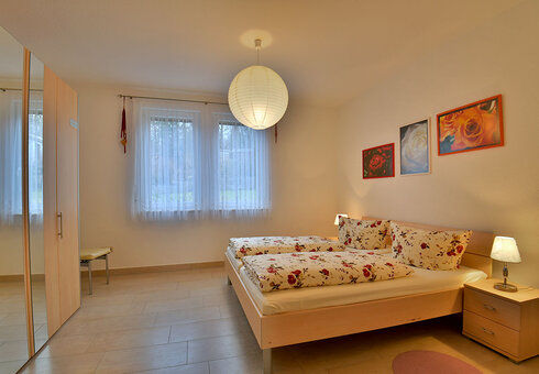 Schlafzimmer mit Doppelbett
