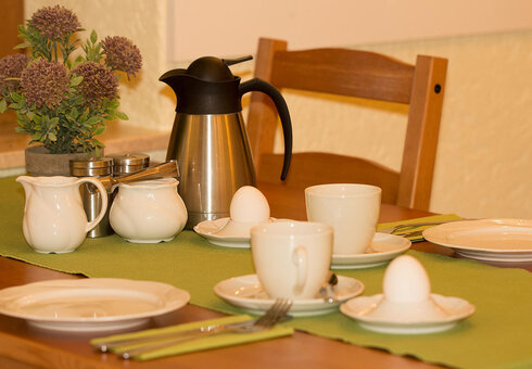 liebevoll gedeckter Tisch