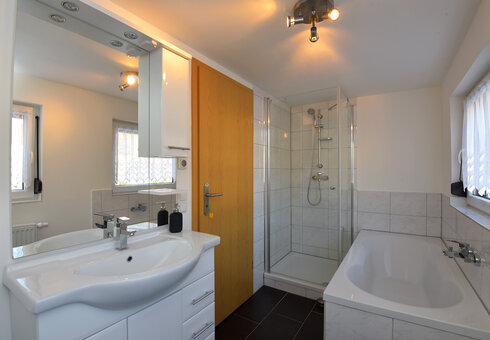 Badezimmer mit Dusche und Badewanne