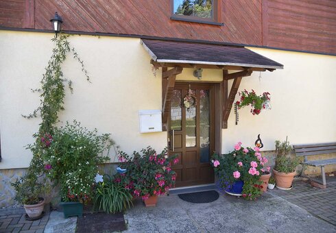 Hauseingang mit Blumen