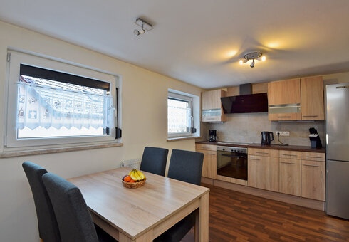 Küche mit Esstisch