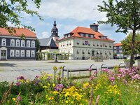 Markplatz und Rathaus Langewiesen