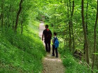 Mit Rucksack, Hut und Wanderstock