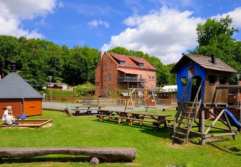 Gelände mit Spielplatz