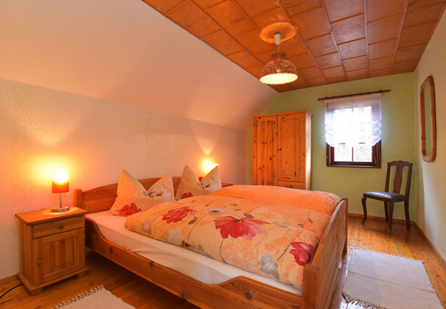 Schlafzimmer mit Doppelbett