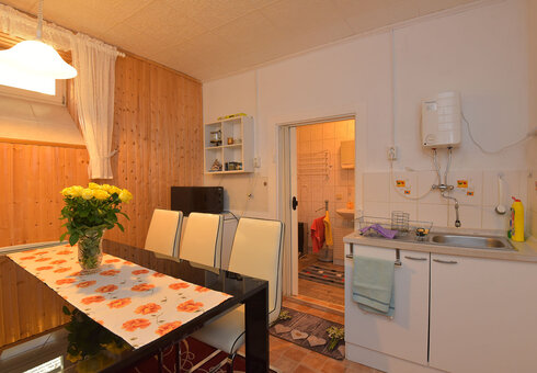Küche mit Esstisch
