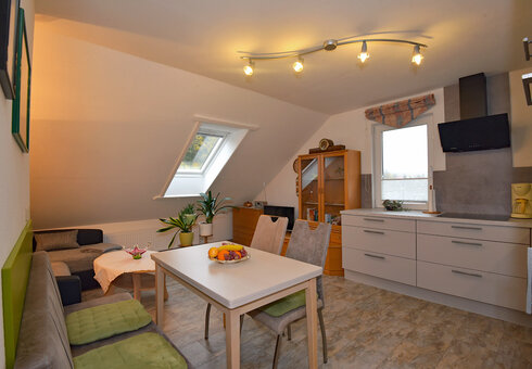 Esstisch mit Küchenzeile