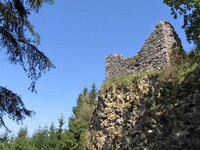 Blick zur Ruine der Steinernen Kirche