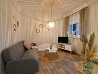 Wohnbereich mit Couch und TV