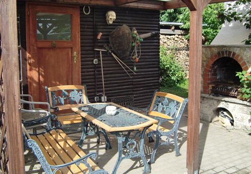 Terrasse und Grillkamin