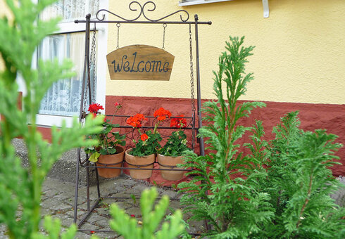 Blumen vor dem Haus