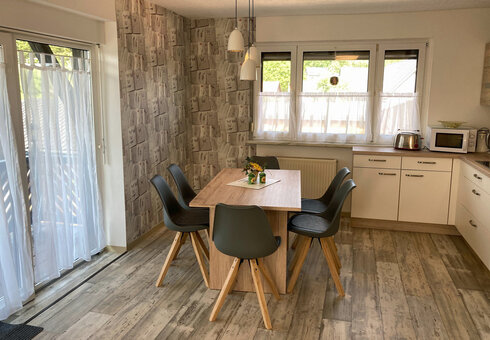 Küche mit Esstisch